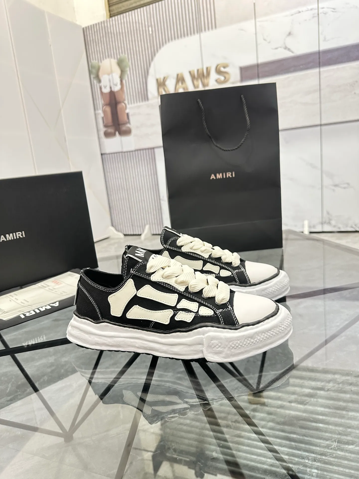 Men's shoes: 💰P520¥ High-end quality Product trademark: AMIRI* "Emil*" low-top casual shoes Regular size: 39-45 (can be customized to 46) Product materials: Upper imported original fabric spliced ​​cowhide, breathable lining, original outsole. Number: 525